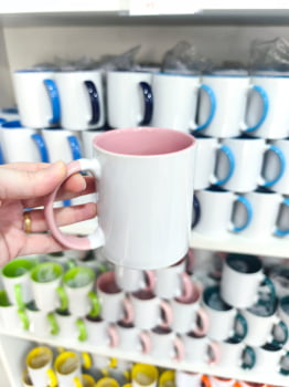 CANECA CERÂMICA BRANCA ALÇA E INTERNO COLORIDA - CAIXA