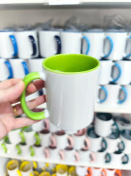CANECA CERÂMICA BRANCA COM ALÇA E INTERNO COLORIDA