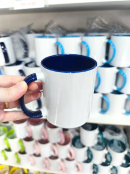 CANECA CERÂMICA BRANCA COM ALÇA E INTERNO COLORIDO