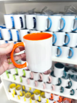 CANECA CERÂMICA BRANCA COM ALÇA E INTERNO COLORIDO