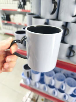 CANECA POLIMERO ALÇA CORAÇÃO INTERIOR COLORIDO