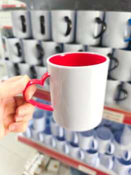 CANECA POLIMERO ALÇA CORAÇÃO INTERIOR COLORIDO