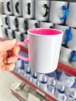 CANECA POLIMERO ALÇA CORAÇÃO INTERIOR COLORIDO