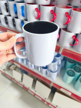 CANECA BRANCA DE POLIMERO COM INTERIOR COLORIDO