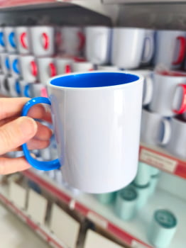 CANECA BRANCA DE POLIMERO COM INTERIOR COLORIDO