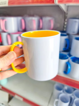 CANECA BRANCA DE POLIMERO COM INTERIOR COLORIDO