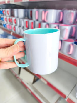 CANECA BRANCA DE POLIMERO COM INTERIOR COLORIDO