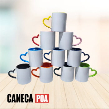 CANECA CERÂMICA BRANCA ALÇA CORAÇÃO E INTERIOR COLORIDA