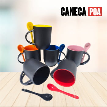 CANECA CERÂMICA MÁGICA PRETA COM ALÇA COLHER E INTERIOR COLORIDA